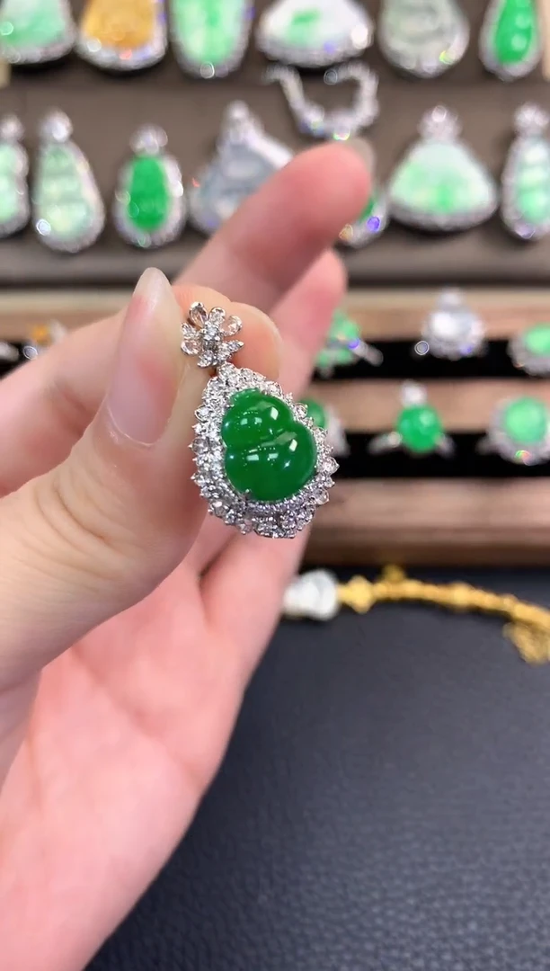 翡翠18K金镶嵌吊坠(不含链)春日珠宝 C36