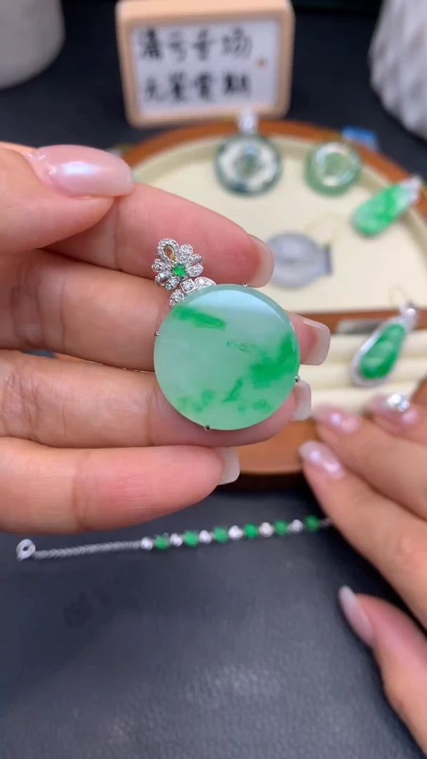 18K金镶嵌定制翡翠D572