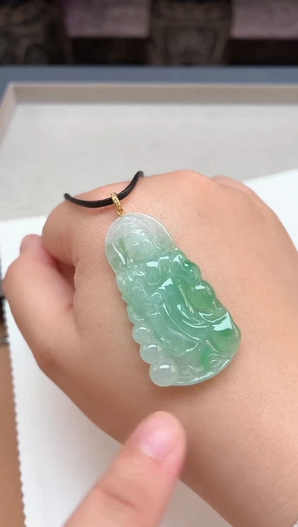 颈饰18K金镶嵌翡翠观音