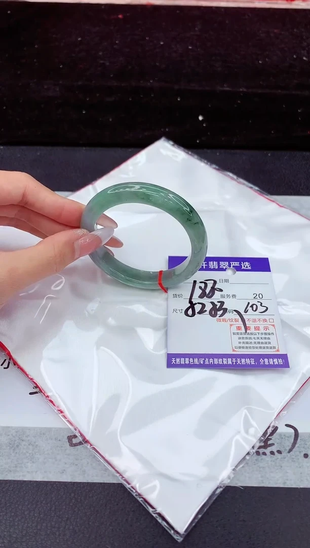 翡翠手镯未镶嵌1