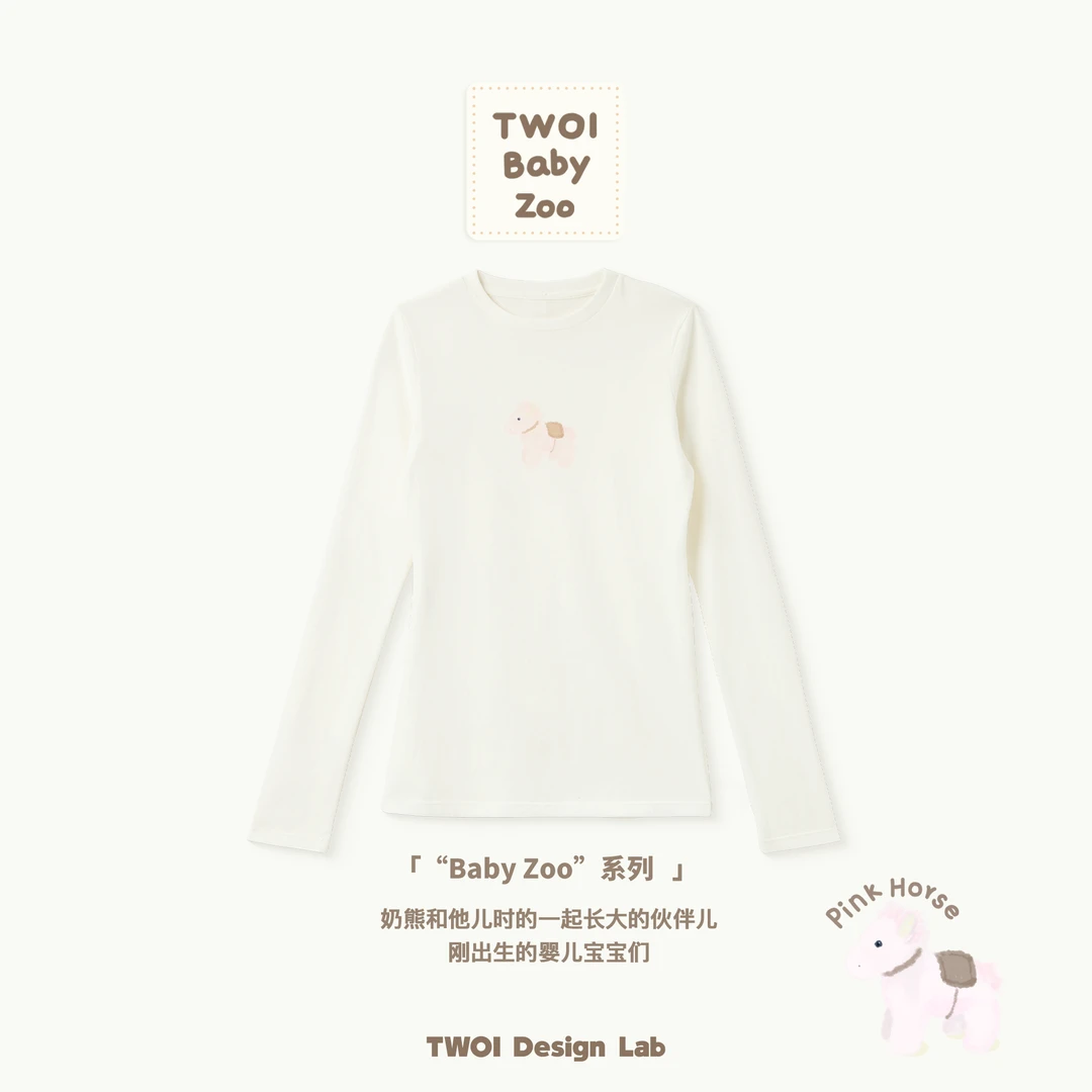 TWOI Design Lab"BABY ZOO 系列"「奶油白小马外领标印花修身长袖」