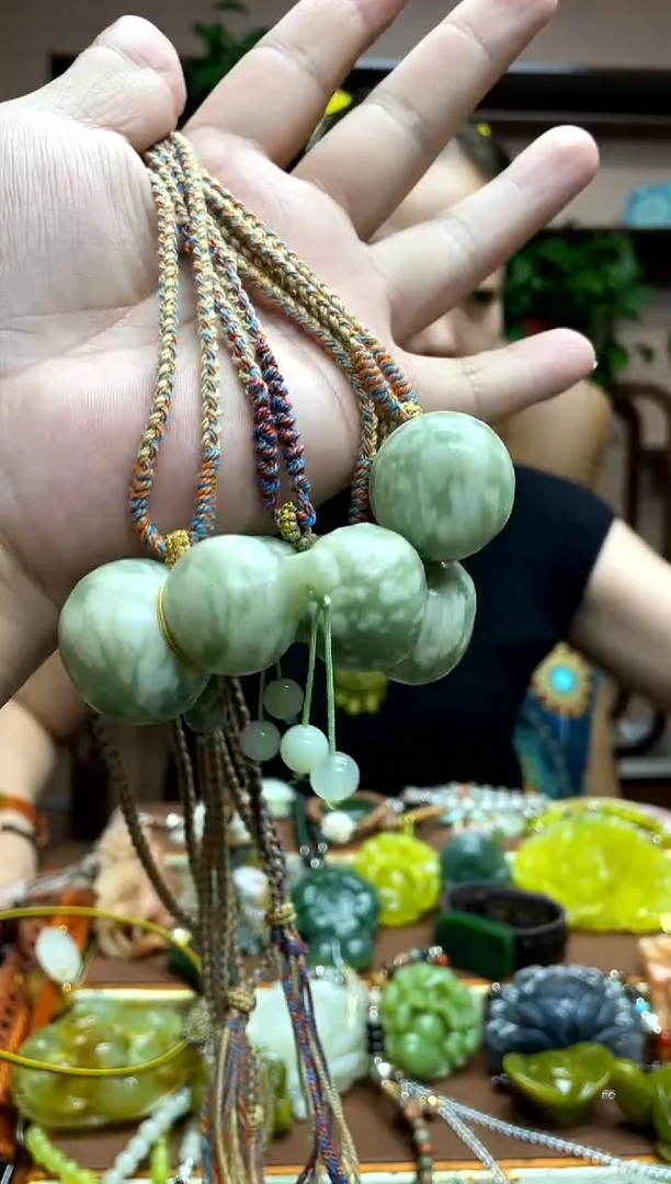 未镶嵌岫玉吊坠多样性发货发其中之一
