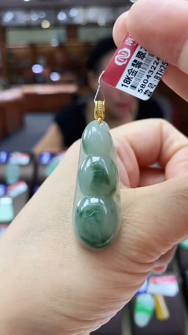 翡翠18K金镶嵌颈饰福豆