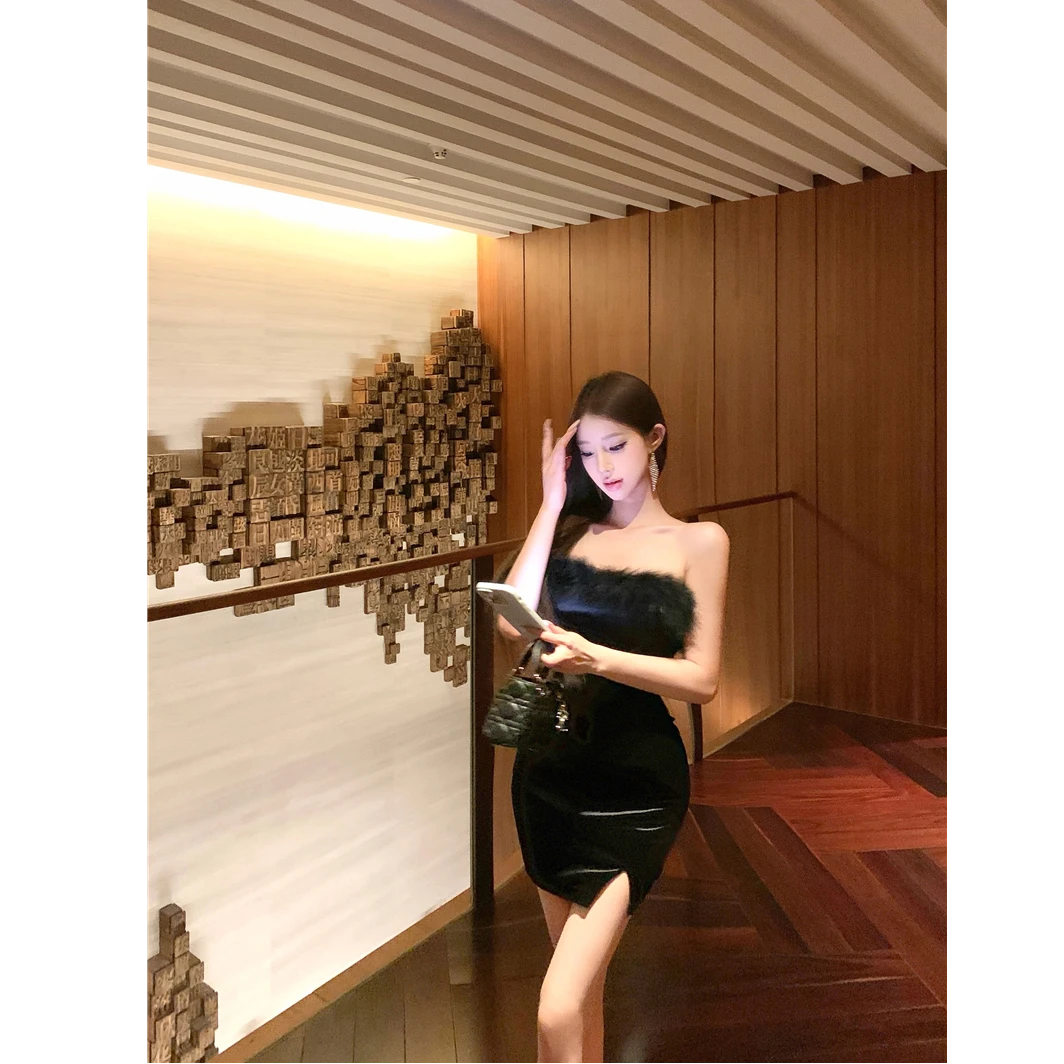 2025秋冬新款曜夜黑天鹅性感修身丝绒抹胸裙连衣裙显瘦收腰短裙