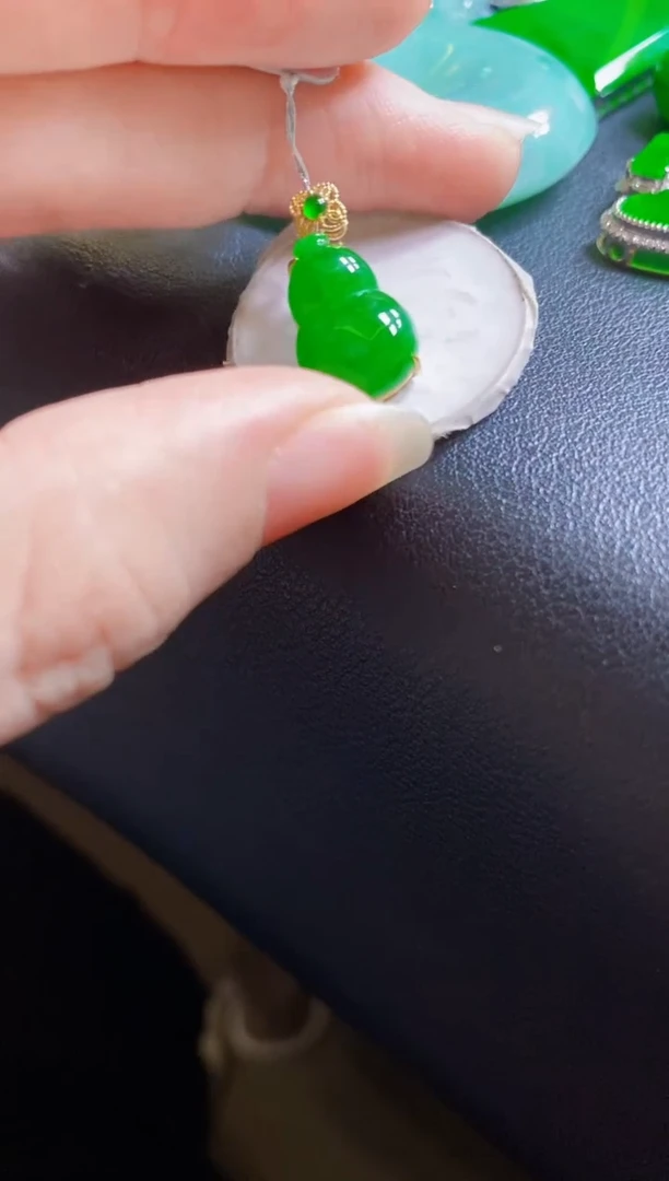 翡翠18K金镶嵌颈饰葫芦