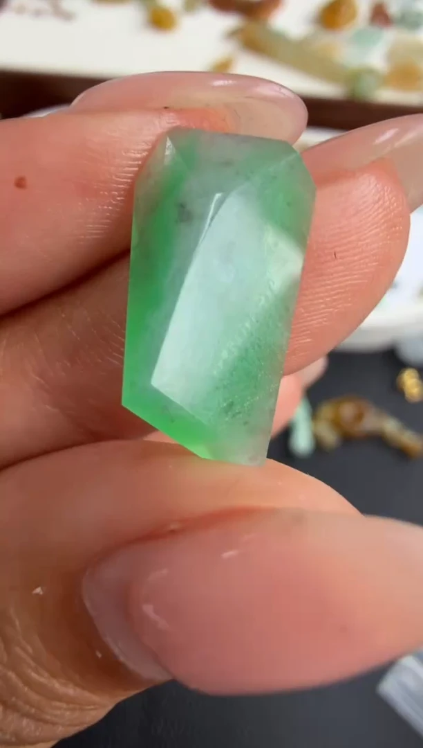 未镶嵌定制翡翠17.2*9.8*4.9切割