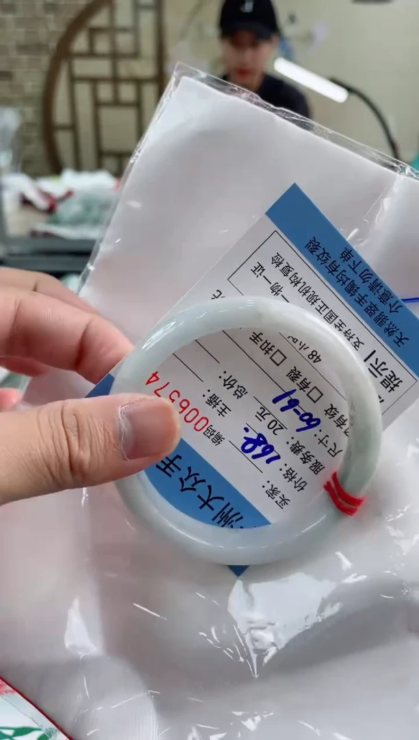 翡翠手镯未镶嵌翡翠手镯