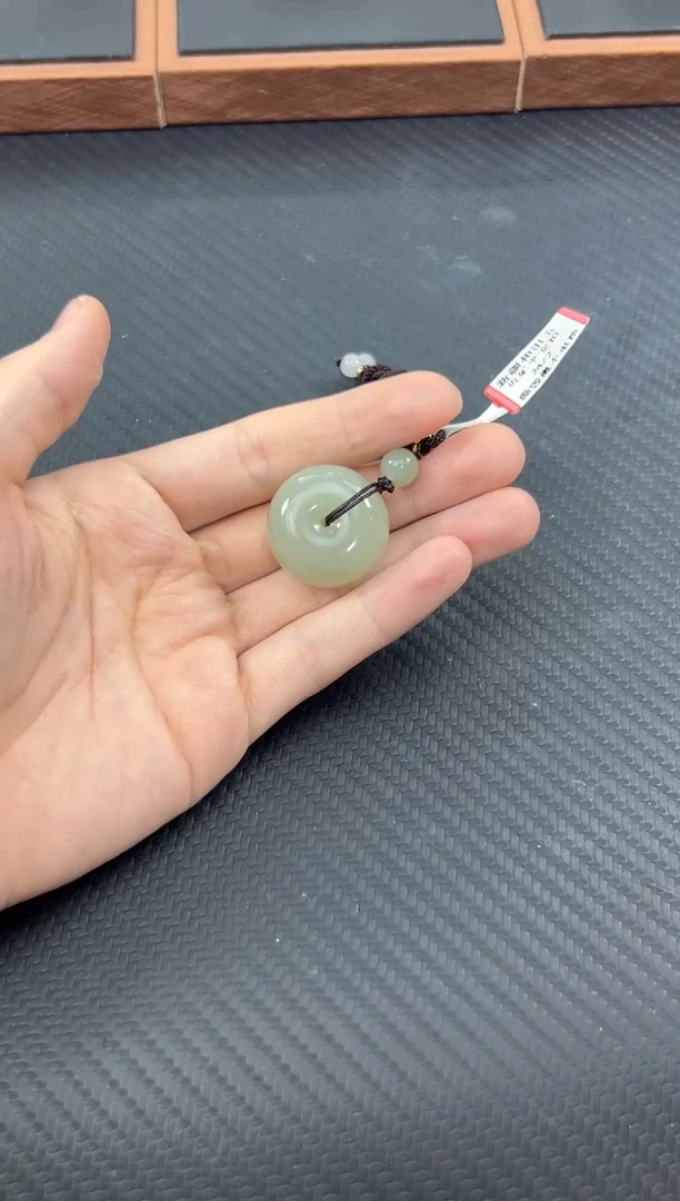 和田玉未镶嵌吊坠(赠链)且末微色差近矿平安扣