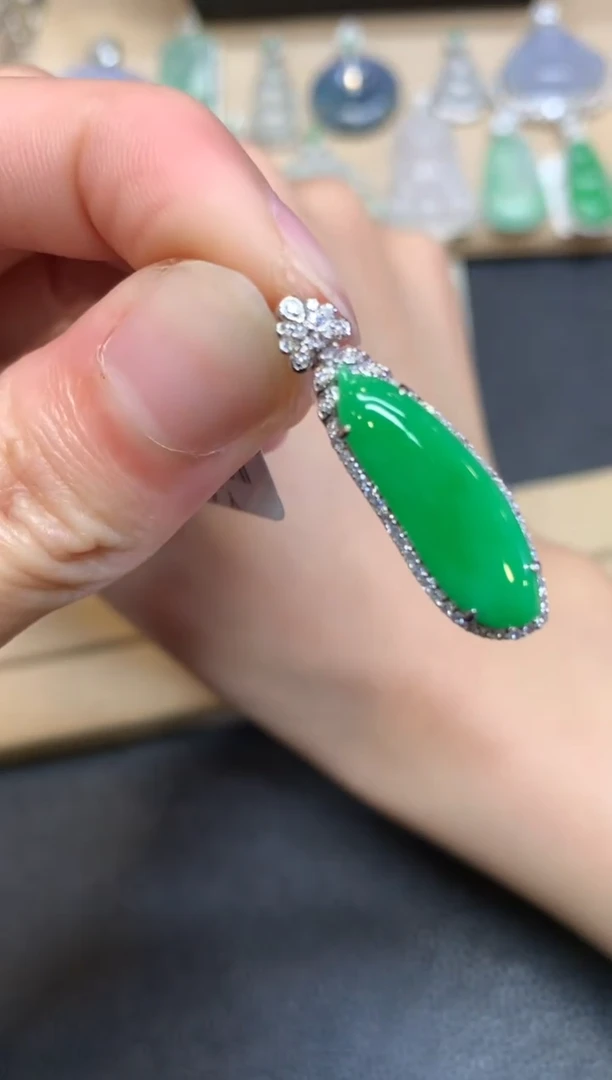 【闪购商品】翡翠颈饰18K金镶嵌福瓜【无服务费】