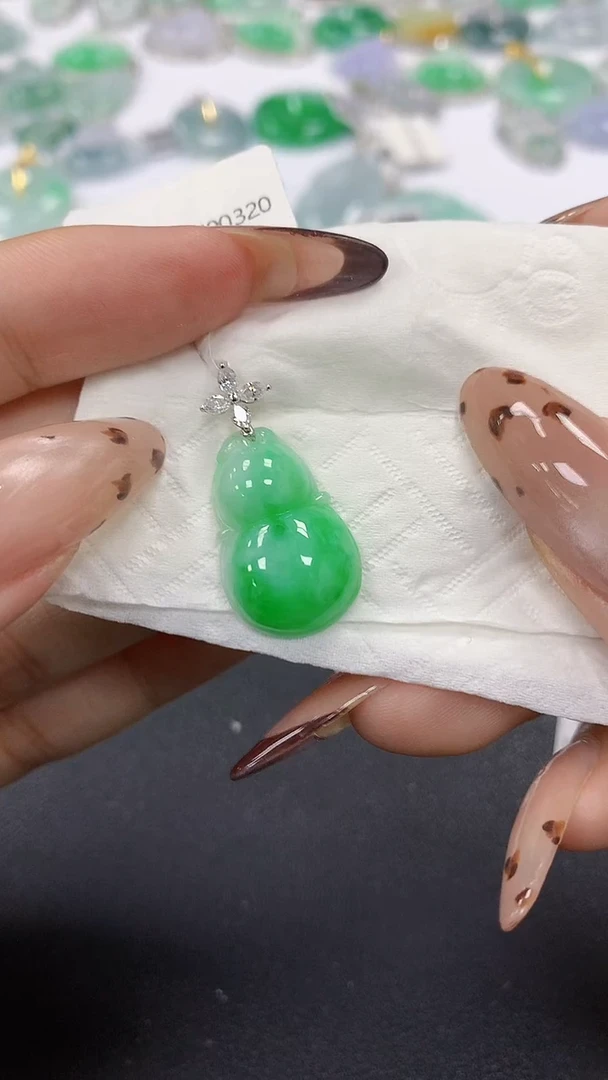 颈饰18K金镶嵌翡翠a货假一赔三支持复检百元上9元证书费自理