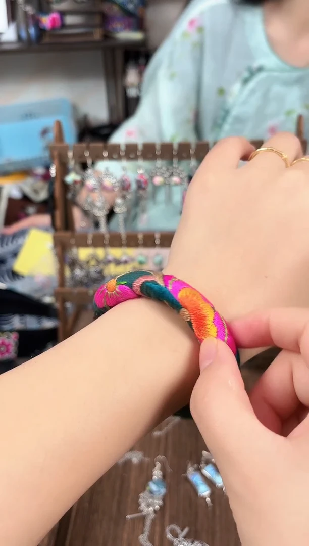 织绣民族风非遗老绣饰品529