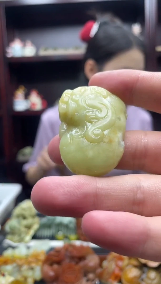 岫玉未镶嵌吊坠·