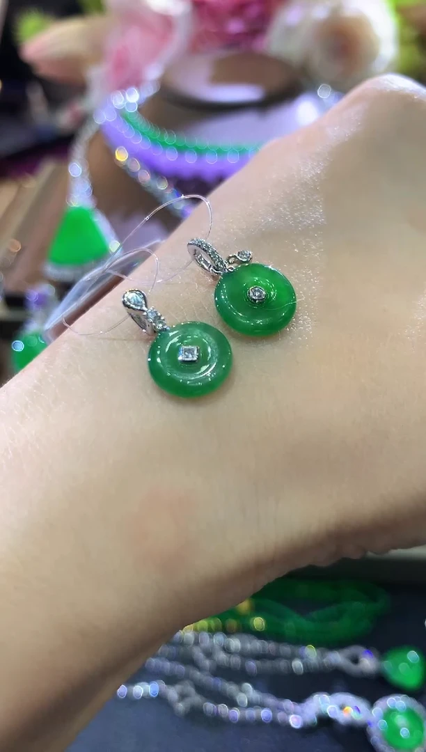 吊坠(不含链)18K金镶嵌翡翠n20多样性一件发货不退换