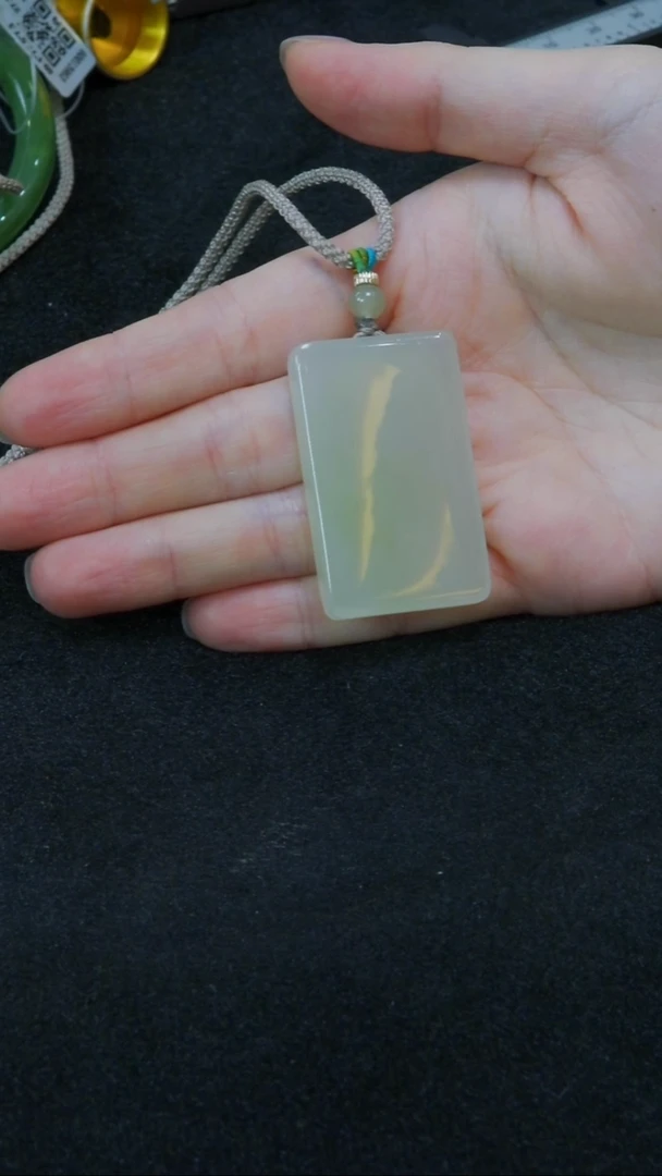 和田玉未镶嵌颈饰冰白底翠青无事牌