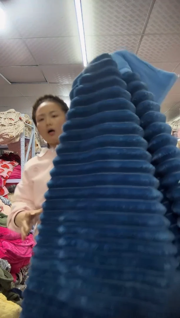 法兰绒兔绒蓝色抽条被子1.5*2