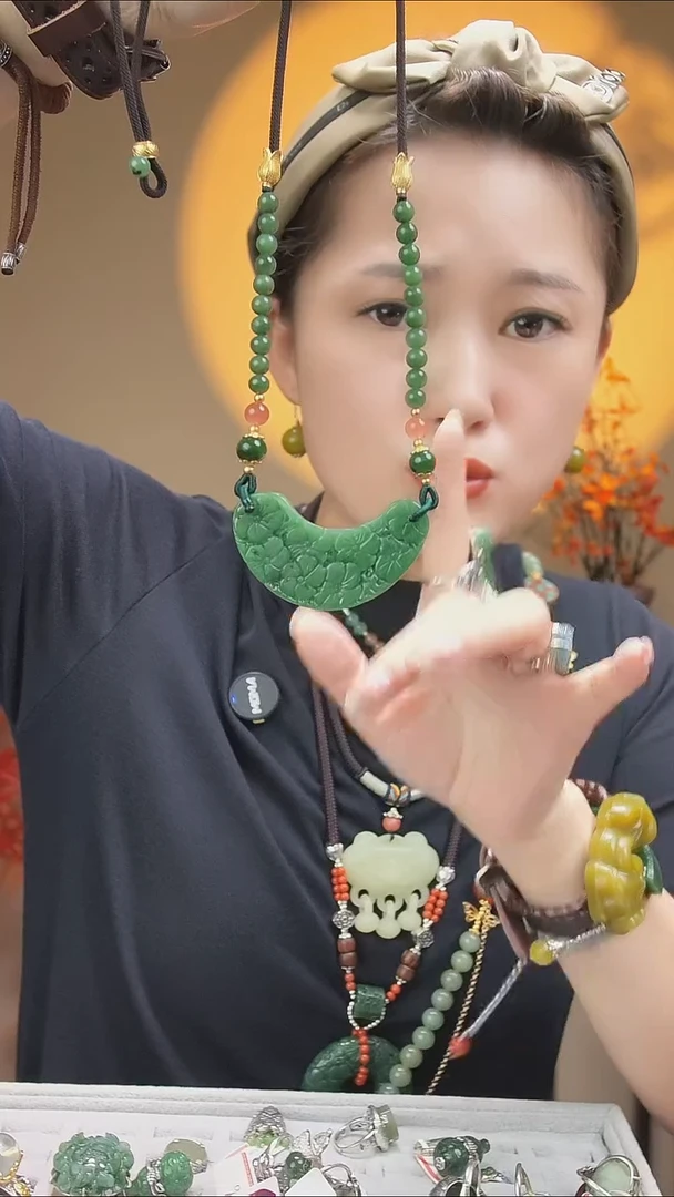 颈饰未镶嵌和田玉（碧玉）小**?66666