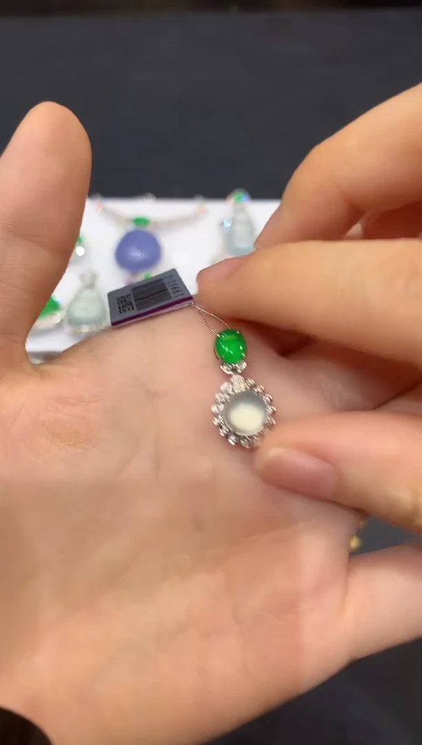 吊坠(不含链)18K金镶嵌翡翠YS多样性发其一