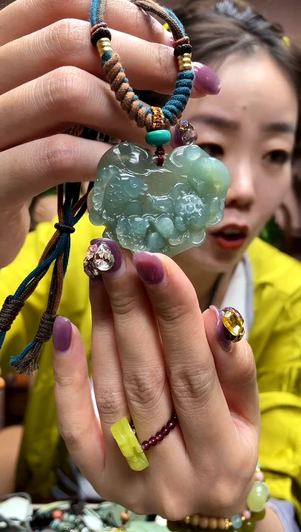 岫玉未镶嵌吊坠·