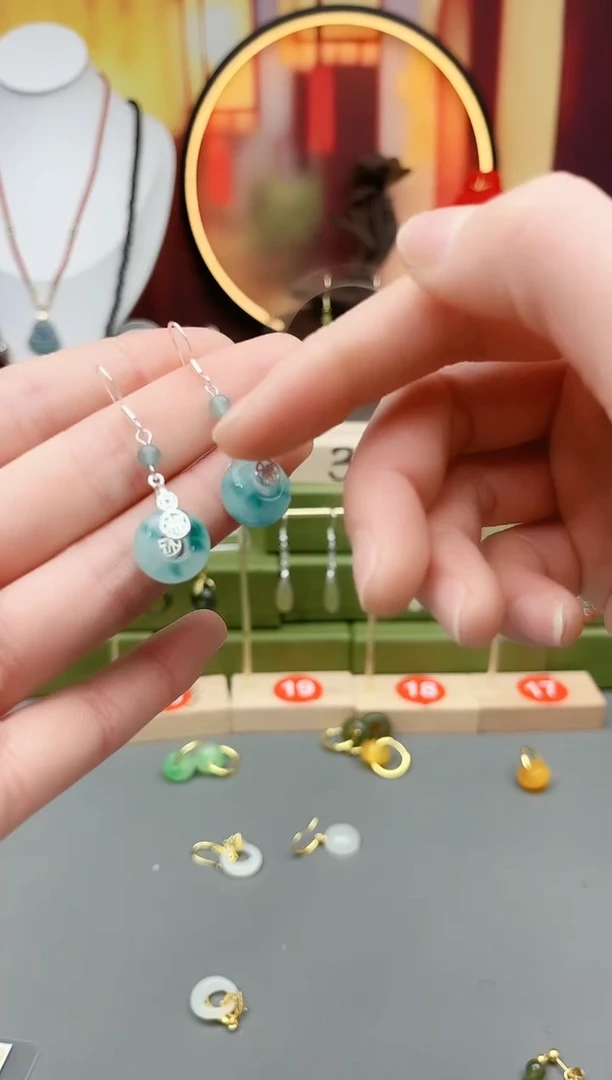 未镶嵌石英质玉（天山翠）耳饰721000