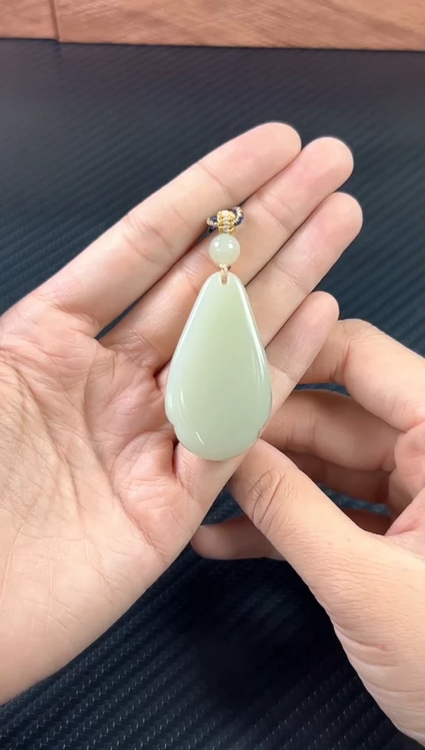 吊坠(赠链)未镶嵌和田玉且末微色差迪克兰一细