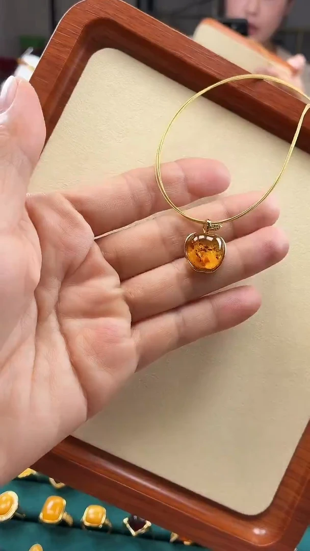 琥珀吊坠(赠链)未镶嵌花珀苹果吊坠