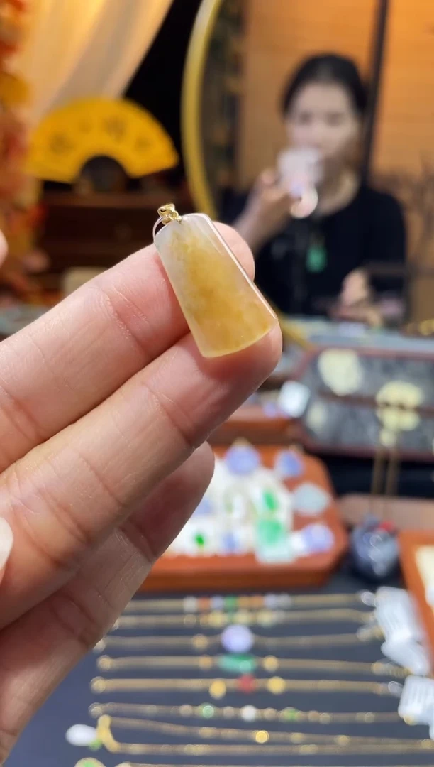 颈饰18K金镶嵌翡翠无事牌