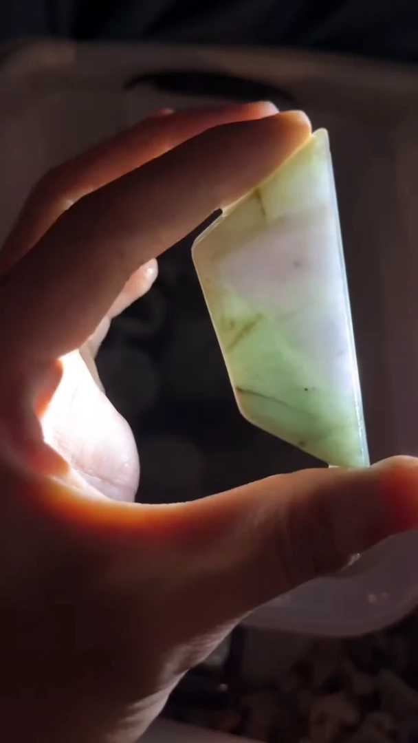 翡翠挂件未镶嵌翡翠