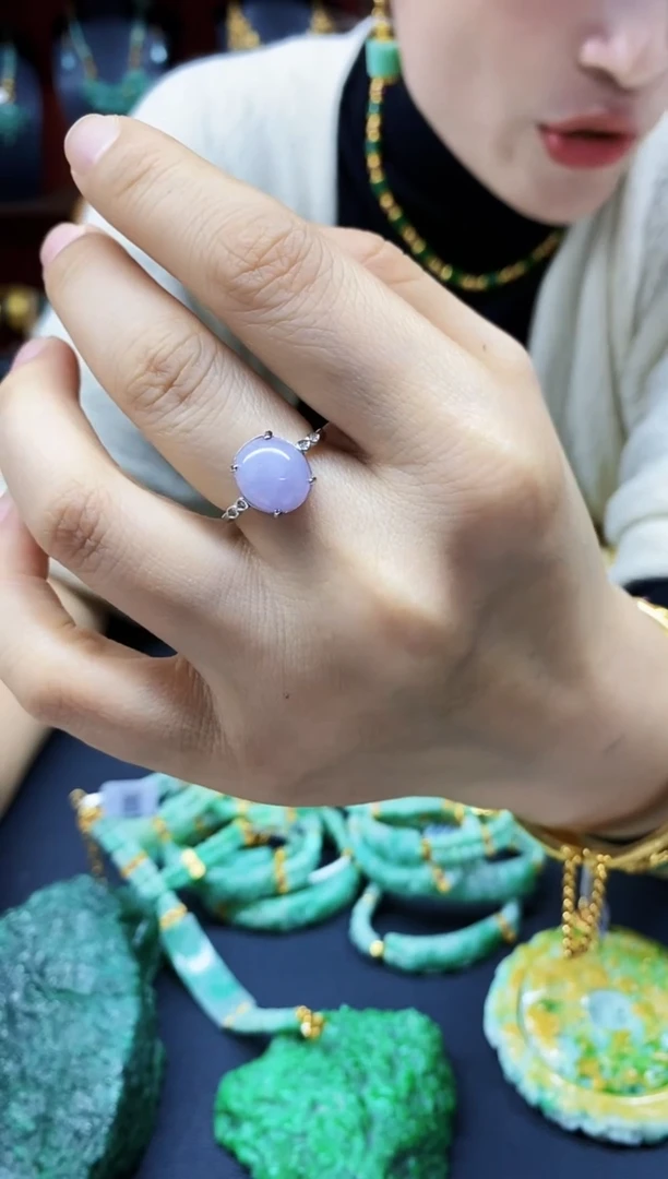 颈饰未镶嵌翡翠戒指