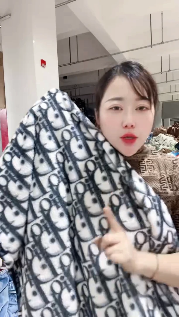 牛奶绒主播手上展示