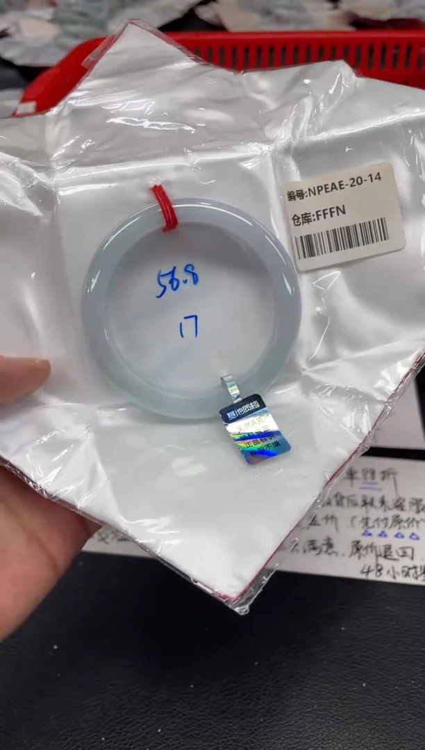 翡翠手镯未镶嵌翡翠手镯