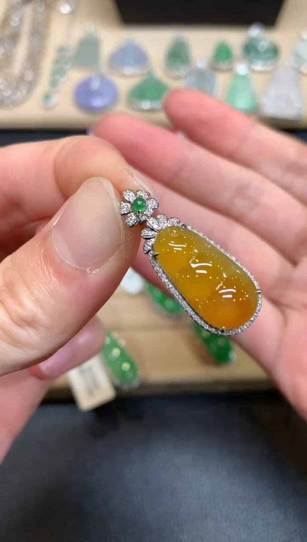 【闪购商品】翡翠颈饰18K金镶嵌福豆【无服务费】