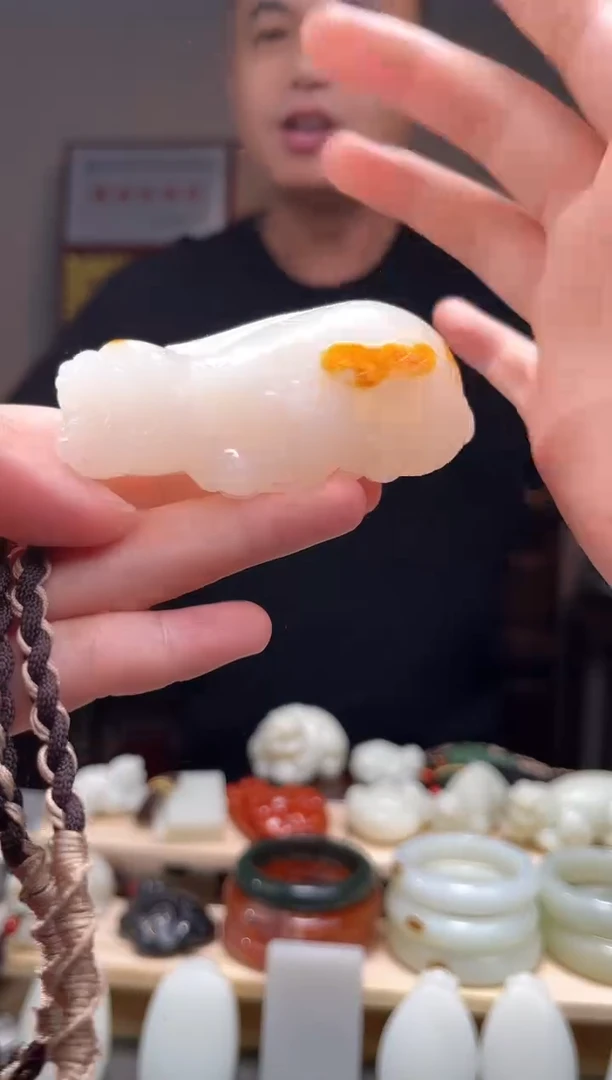 颈饰未镶嵌和田玉吊坠