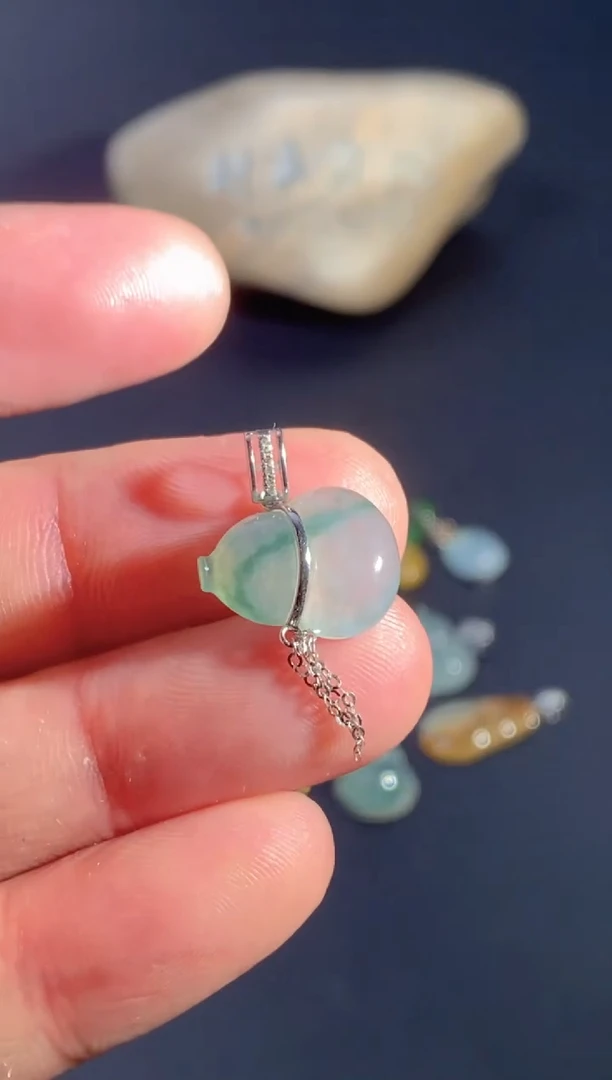 颈饰18K金镶嵌翡翠