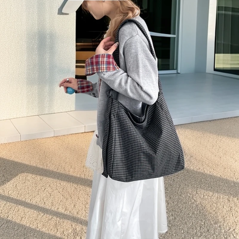 松弛感学院单肩包斜挎包包格子包包女2026新款大容量慵懒风单肩包