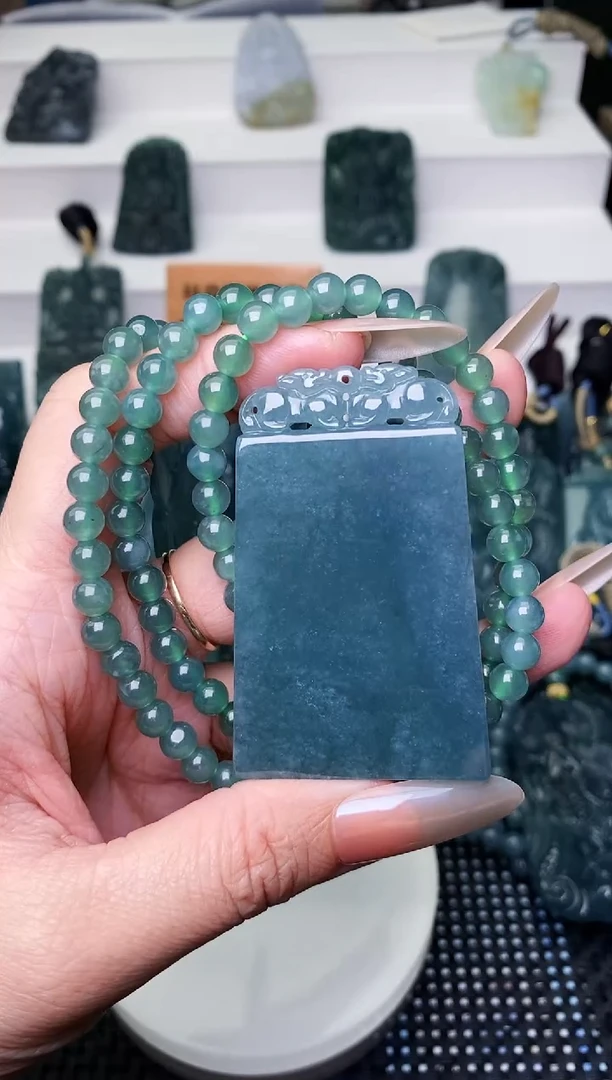 颈饰未镶嵌翡翠