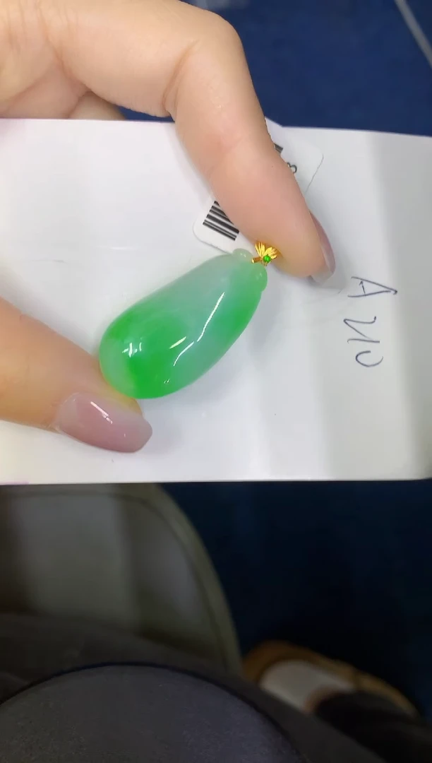 颈饰18K金镶嵌翡翠缅甸天然翡翠A货