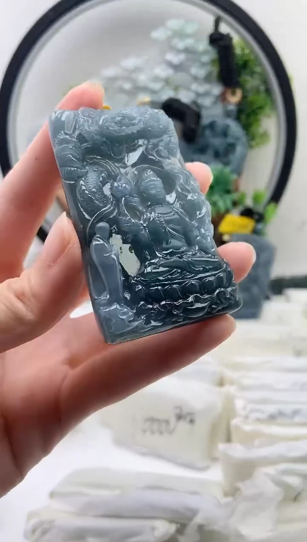翡翠未镶嵌颈饰虚空藏
