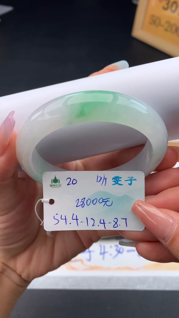 未镶嵌手镯翡翠自带#送人#，联系客服核对地址~