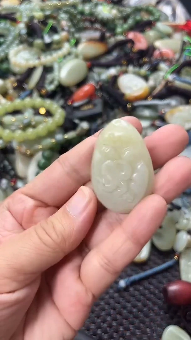 和田玉未镶嵌颈饰（多样性发一件）没有证书有瑕