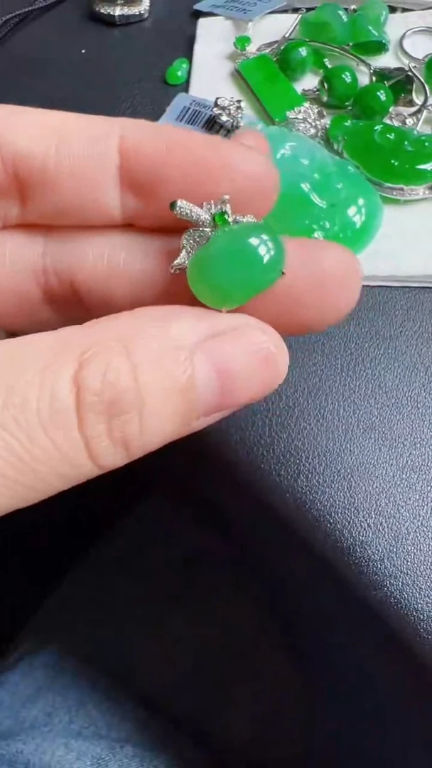 颈饰18K金镶嵌翡翠珠子