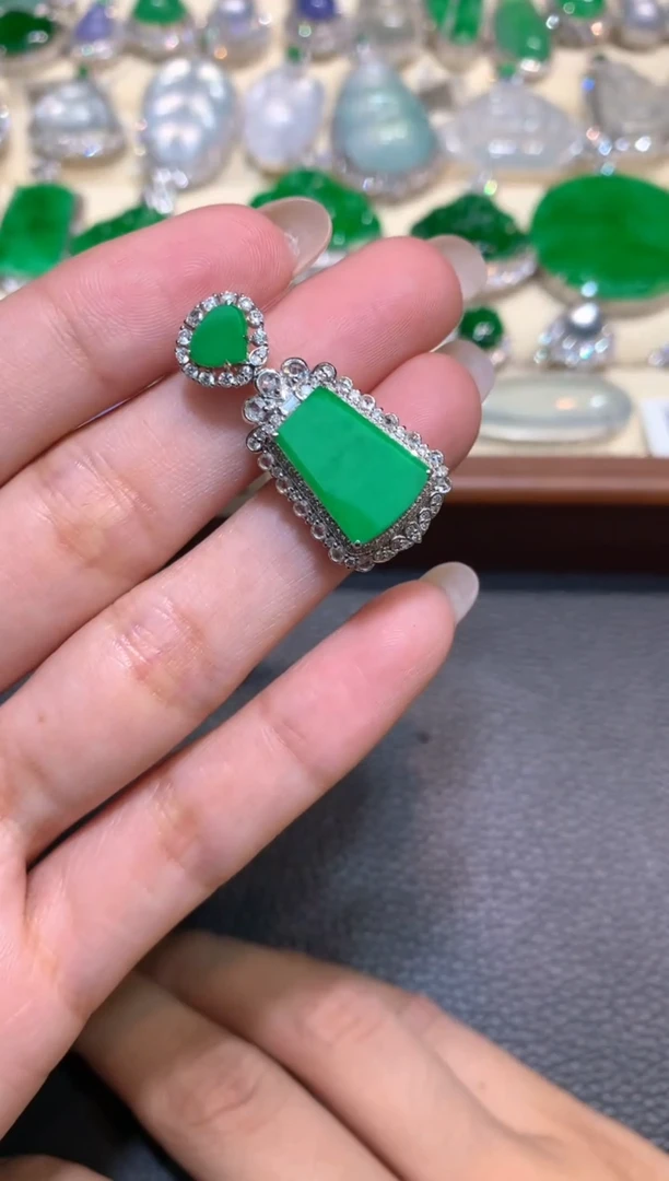 颈饰18K金镶嵌翡翠1