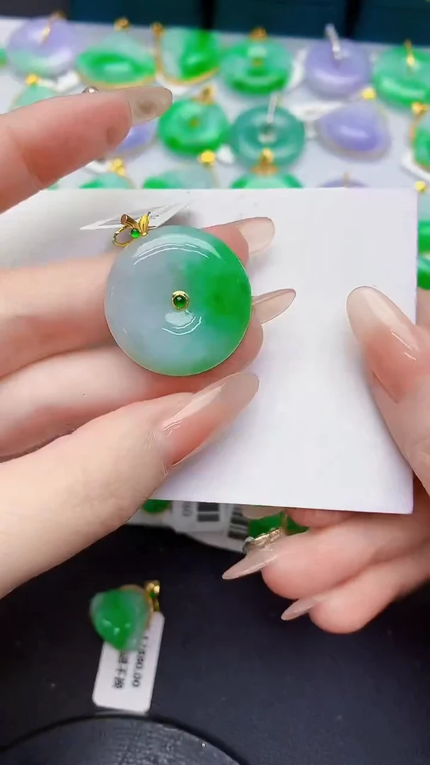 颈饰18K金镶嵌翡翠缅甸天然翡翠A货