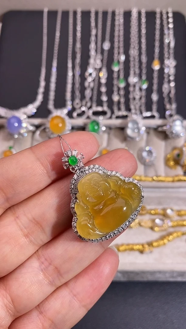 颈饰18K金镶嵌翡翠吊坠