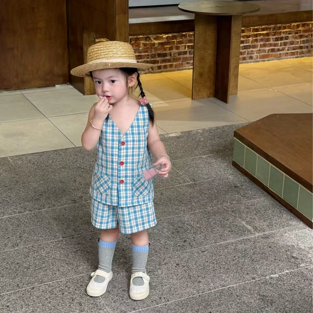 小思家女童2025夏季慵懒复古风格子无袖背心上衣宽松休闲短裤套装