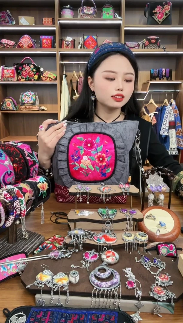 【闪购商品】织绣A20蒙阿苏苗绣传承