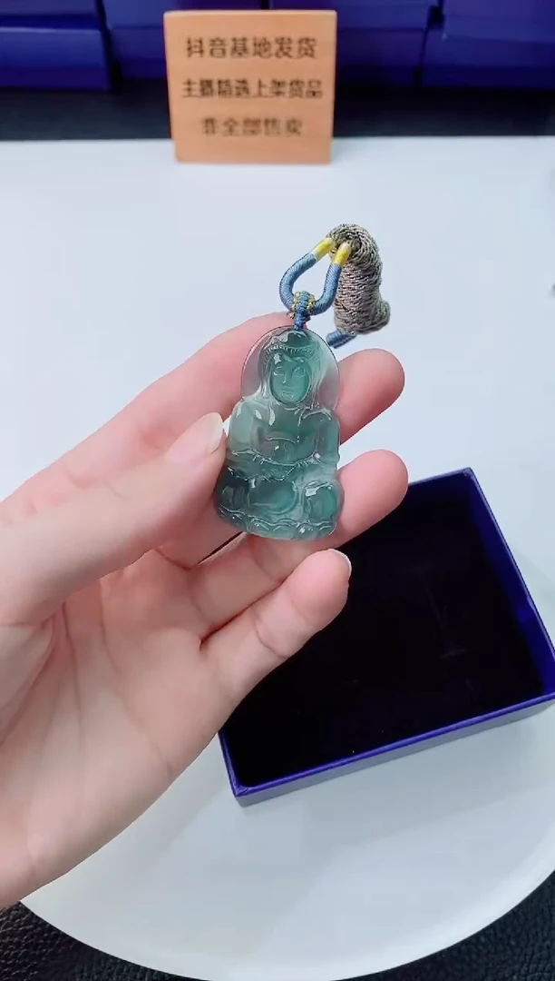 翡翠未镶嵌颈饰  `