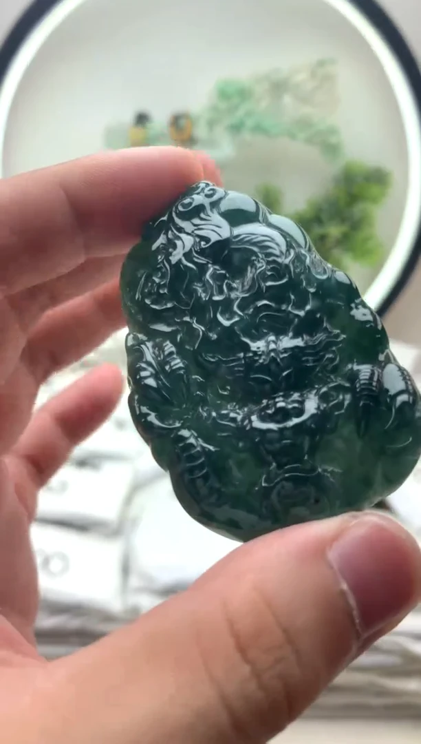 颈饰未镶嵌翡翠龙牌