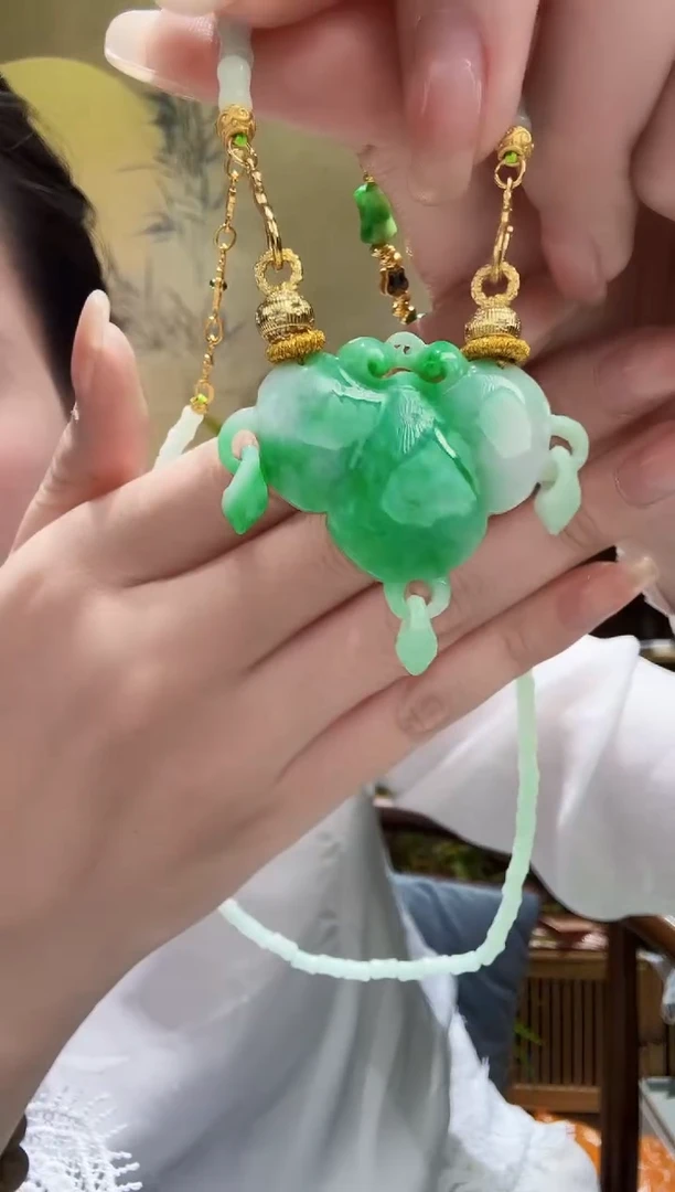 颈饰未镶嵌翡翠吊坠