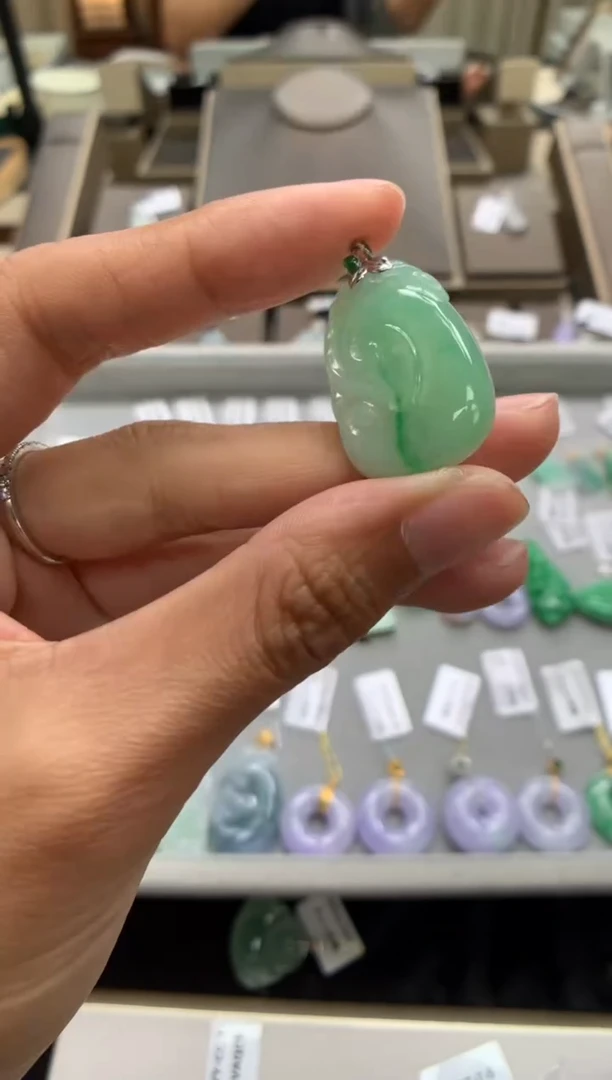 翡翠18K金镶嵌颈饰如意