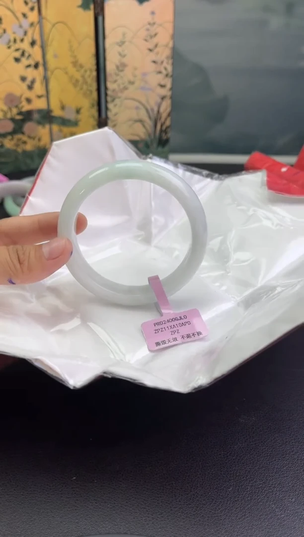 翡翠手镯未镶嵌翡翠手镯